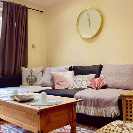 Stylish And Homely 4 Bedroom Home In East London Exterior photo