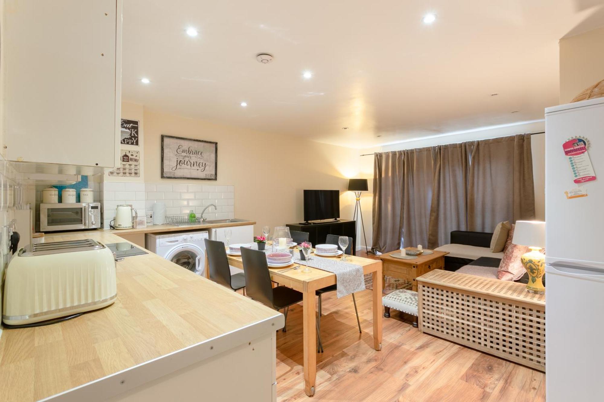 Stylish And Homely 4 Bedroom Home In East London Exterior photo