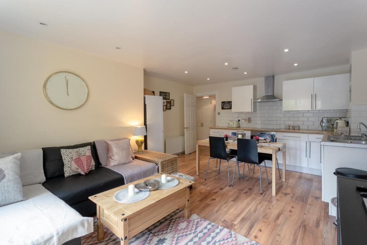Stylish And Homely 4 Bedroom Home In East London Exterior photo